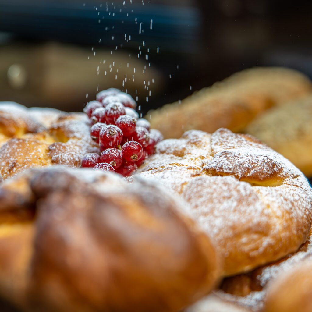 produs de panificație proaspăt expus în vitrină